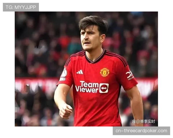 特写：前曼联队长马奎尔重回老特拉福德，获主场球迷起立鼓掌